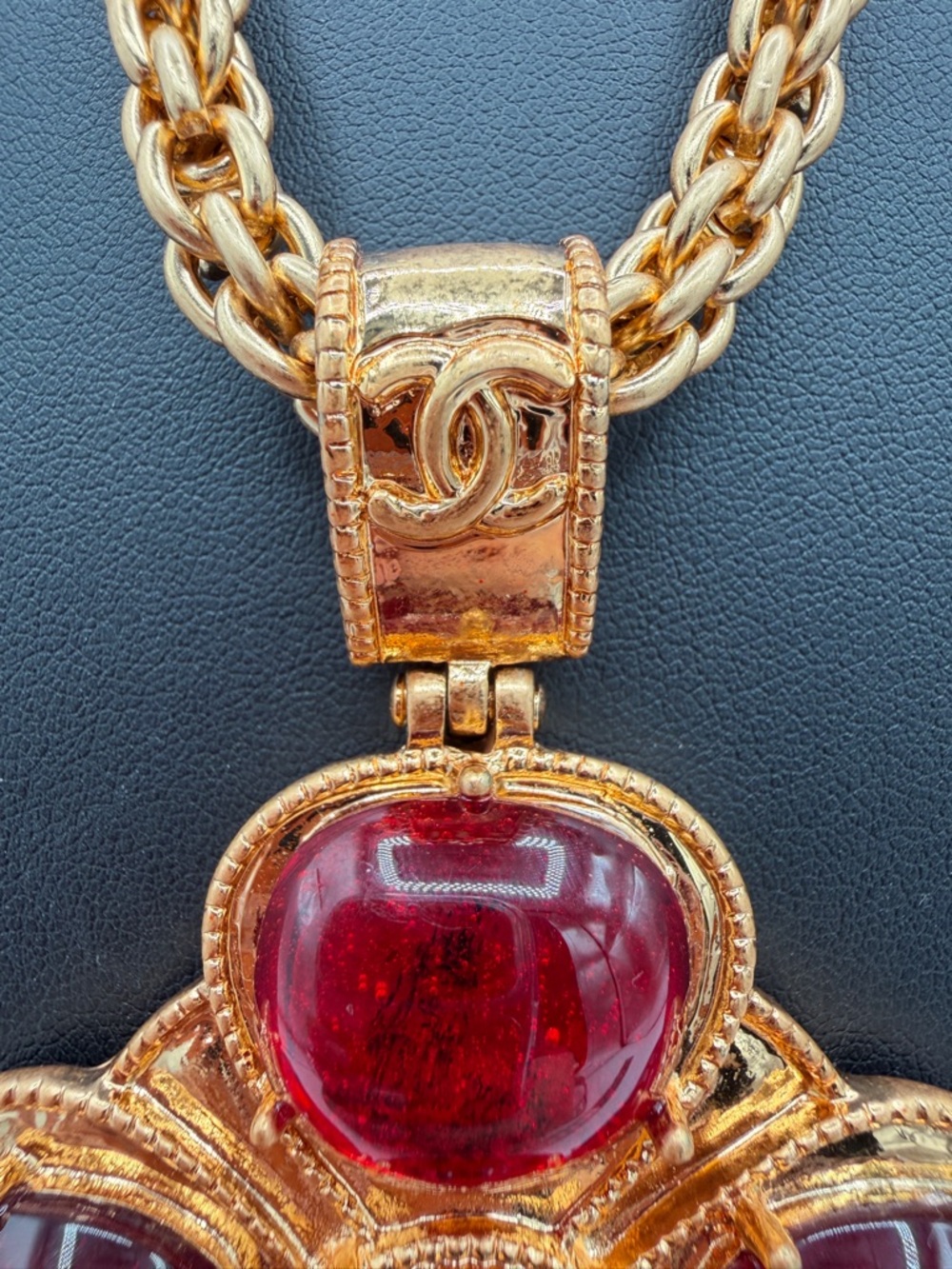 CHANEL Vintage Rare Gripoix 97A Necklace with Red and Green Cabochons - Picture 6 of 13